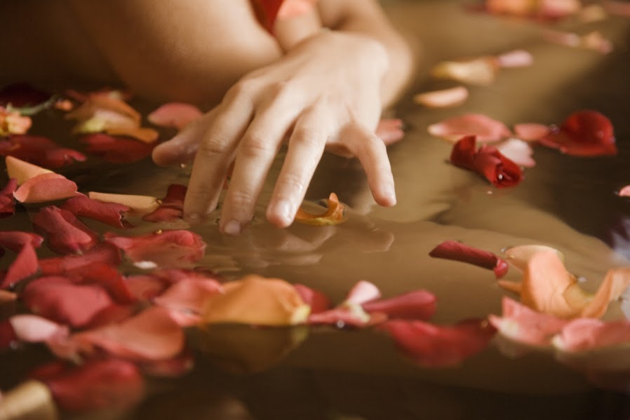 Read more about the article 5 Ways That Taking A Sacred Bath Together Can Improve Your Sex Life